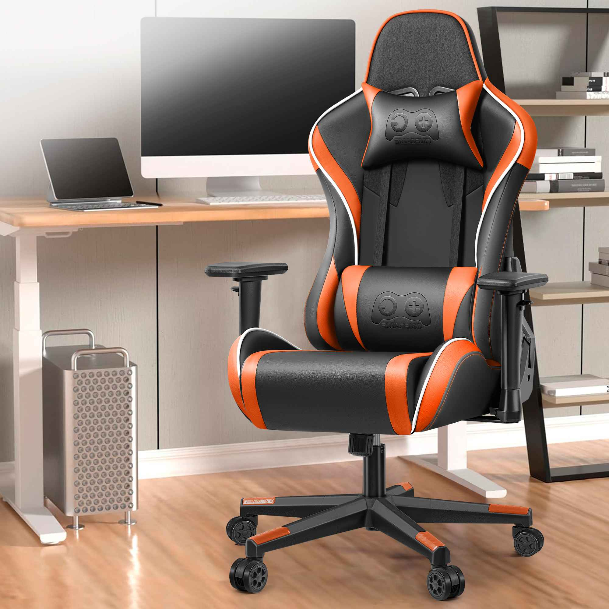 Ein schwarzer Gaming-Stuhl mit orangefarbenen Akzenten steht vor einem Schreibtisch mit Computer.