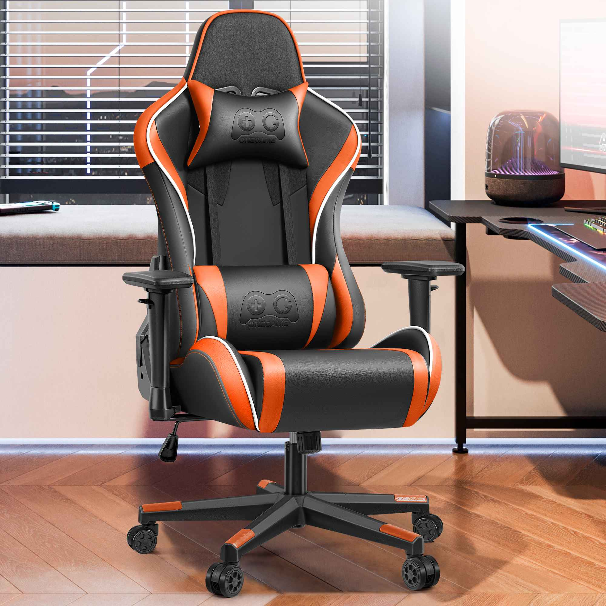 Ein schwarzer Gaming-Stuhl mit orangefarbenen Akzenten steht auf einem Holzboden.
