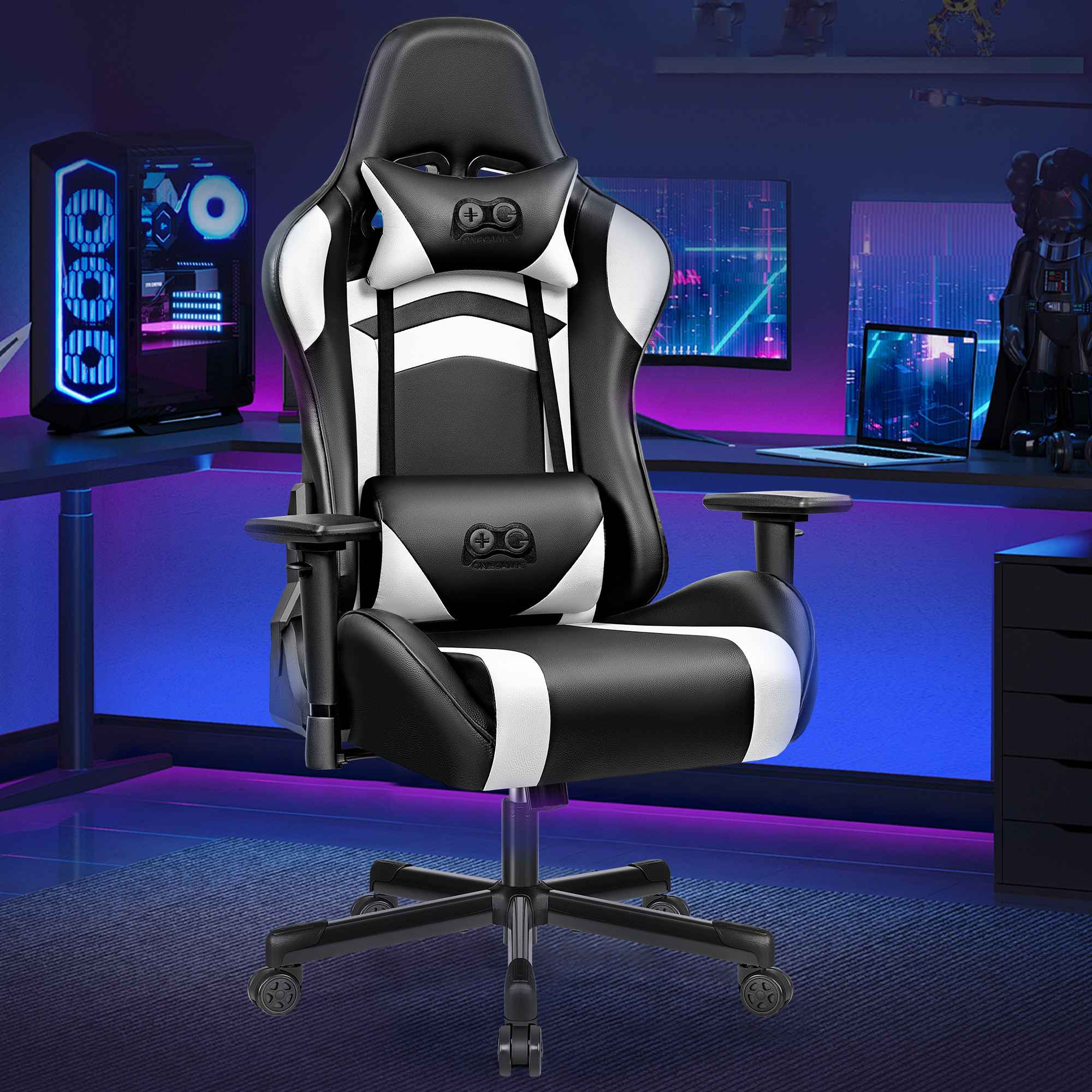 Ein schwarzer und weißer Gaming-Stuhl mit Kopfstütze und Lendenkissen.