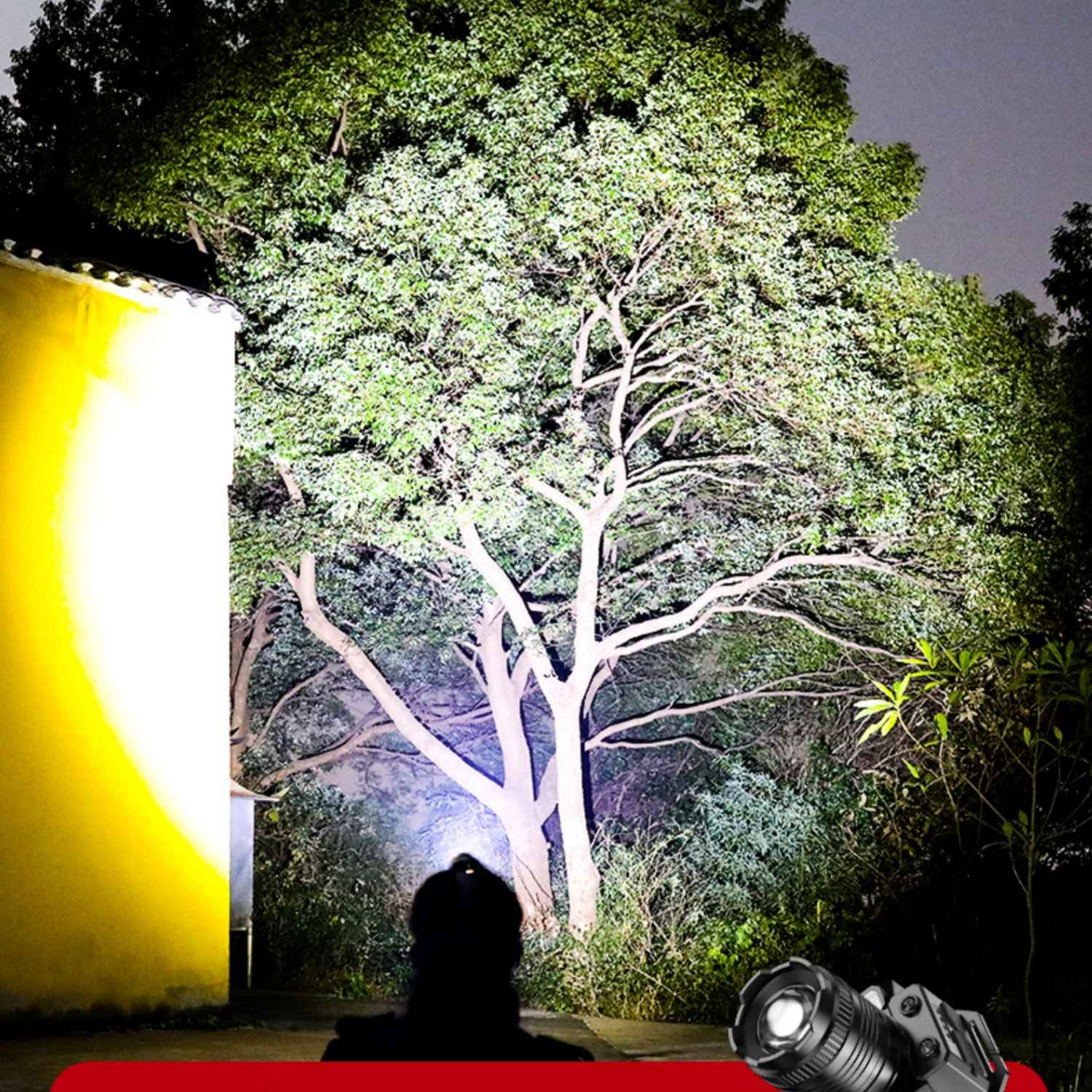 Silhouettierte Person beleuchtet Baum und Gebäude mit starkem Licht.