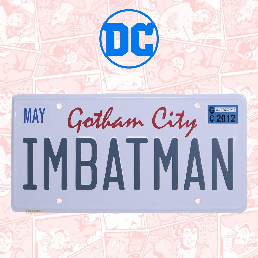 Ein Nummernschild mit DC-Logo und 