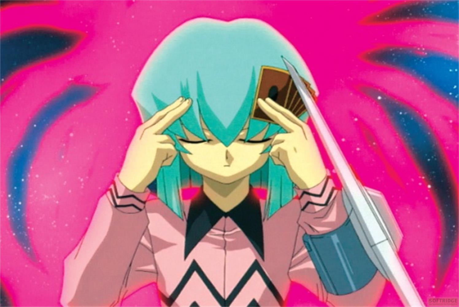 Una ragazza anime con capelli turchesi tiene una carta alle tempie, su sfondo rosa.