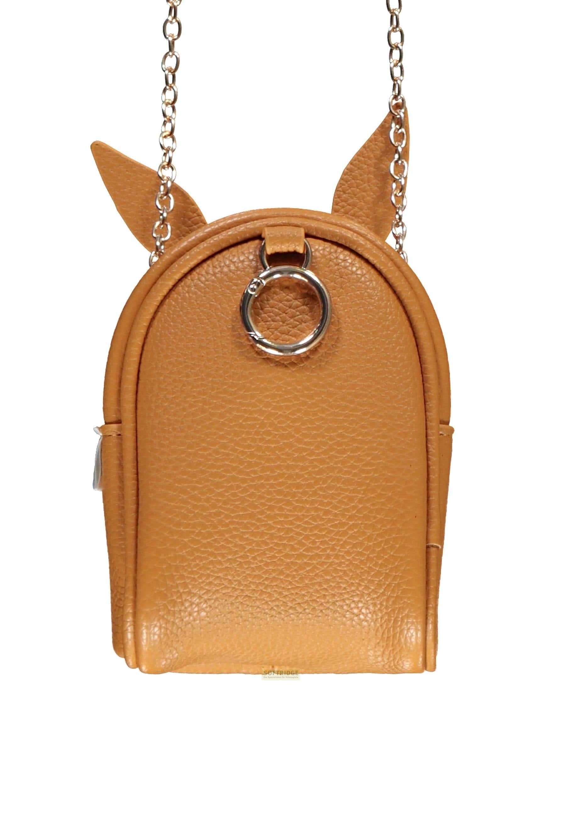 Eine braune, lederne Tasche mit Hasenohren und einer silbernen Kette.
