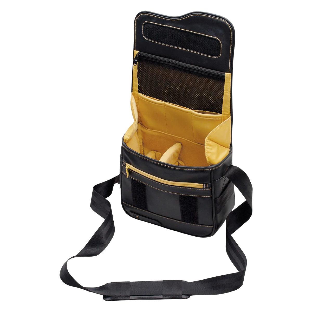 Offene schwarze Tasche mit gelbem Innenfutter und Schultergurt.