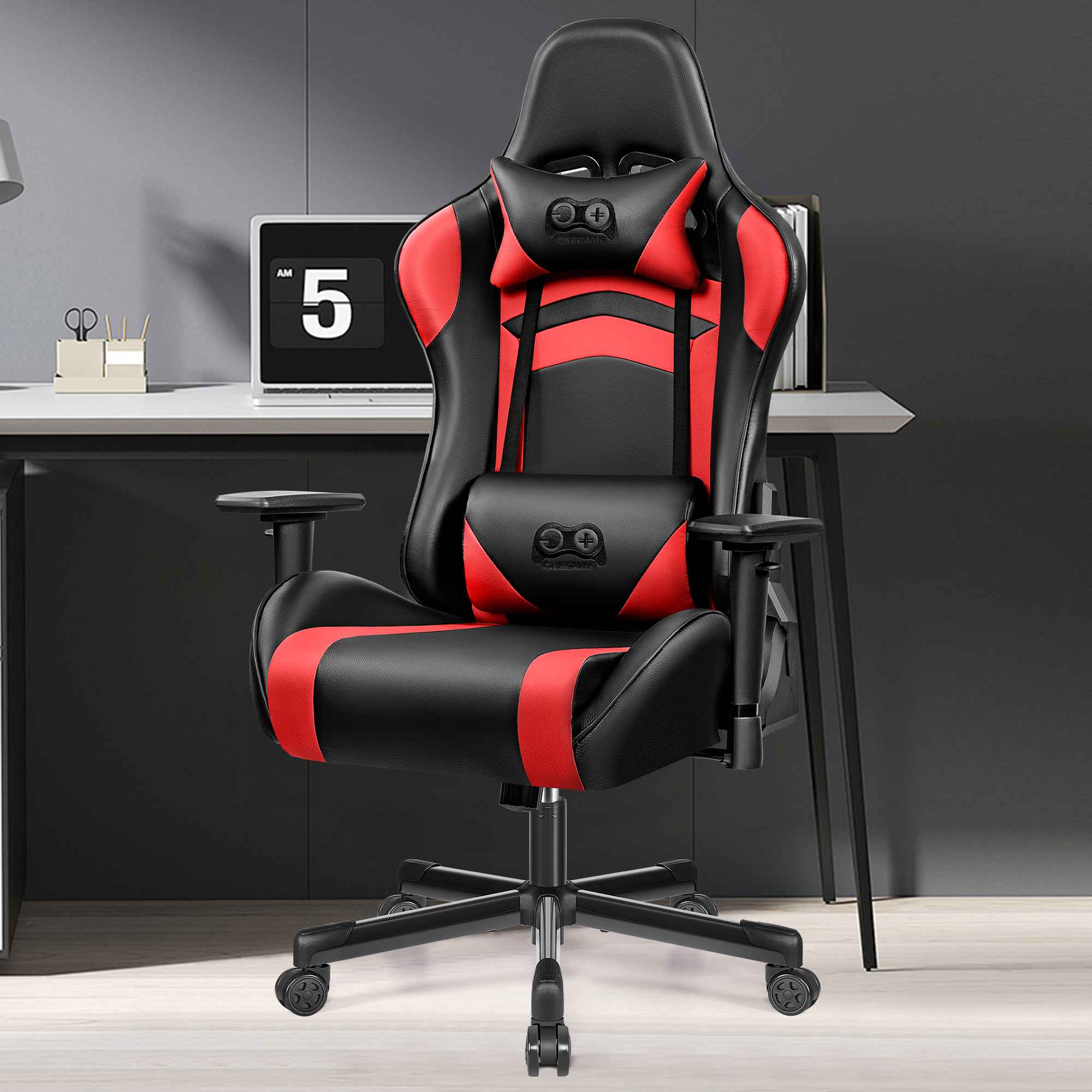 Ein schwarzer Gaming-Stuhl mit roten Akzenten steht auf einem Holzboden.