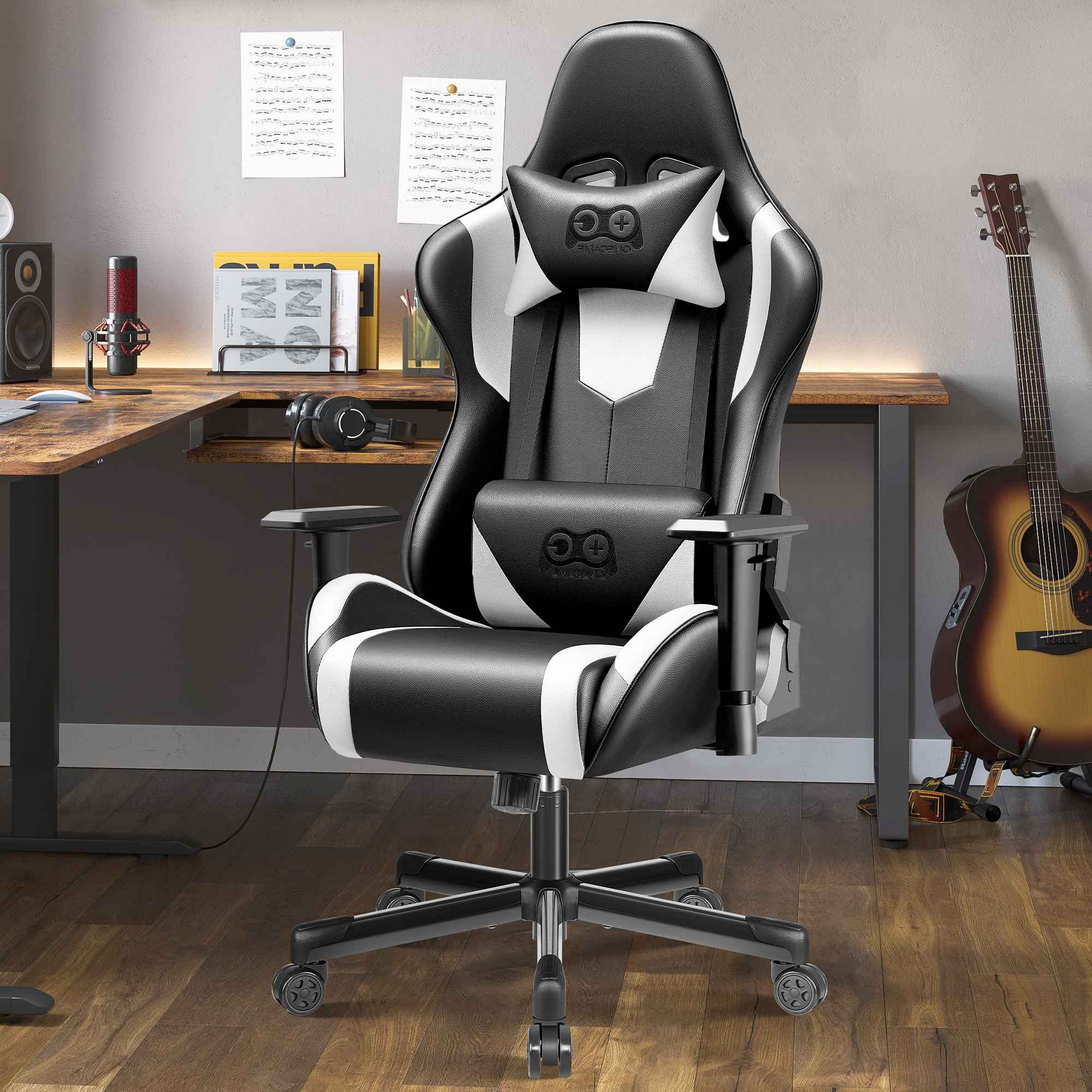Ein schwarzer und weißer Gaming-Stuhl steht auf einem Holzboden vor einem Schreibtisch.