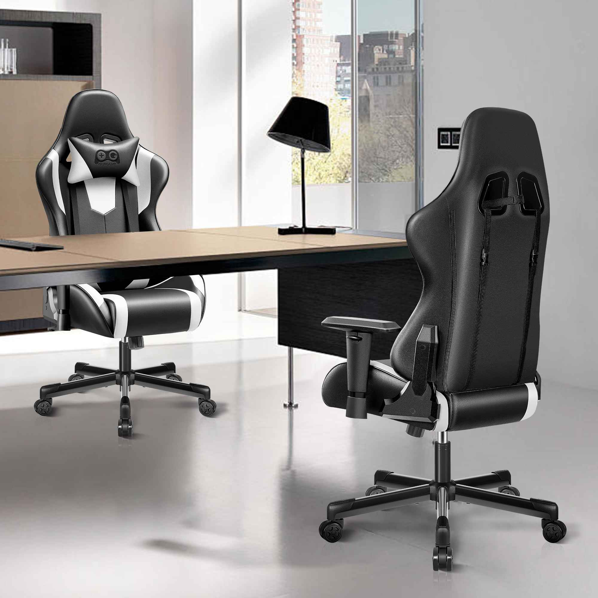 Zwei schwarze Gaming-Stühle mit weißem Akzent stehen in einem Büro.
