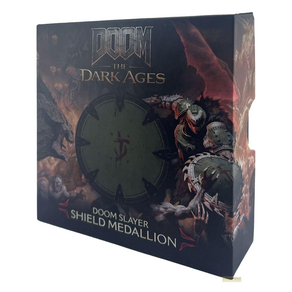 DOOM Slayer Schildmedaillon-Verpackung mit dämonischem Artwork.