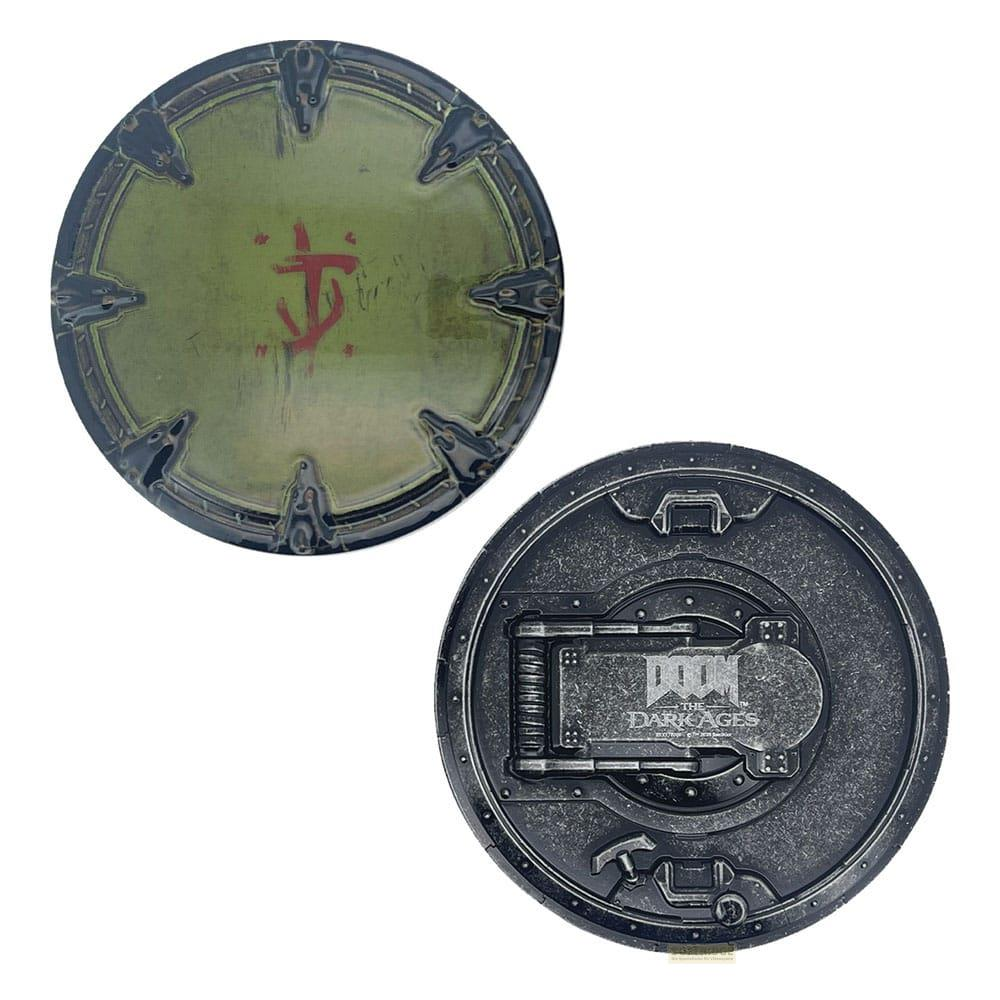 Zwei runde metallische Objekte mit DOOM-Symbolen. Eines ist grün mit rotem Symbol, das andere ist dunkelgrau.