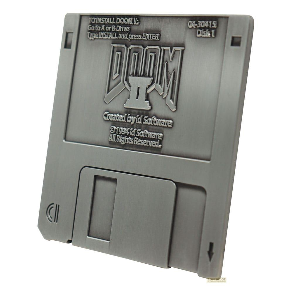 Eine silberne Diskette als Sammlerstück für das Doom II Spiel. Zeigt Spieltitel und Installationsanweisungen.