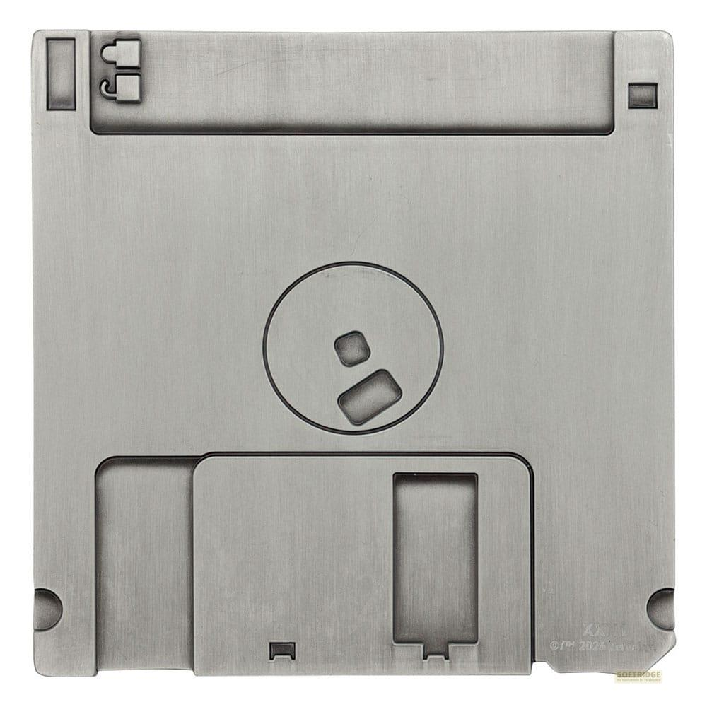 Eine silberne Diskette mit Markierungen und einem Kreis in der Mitte.