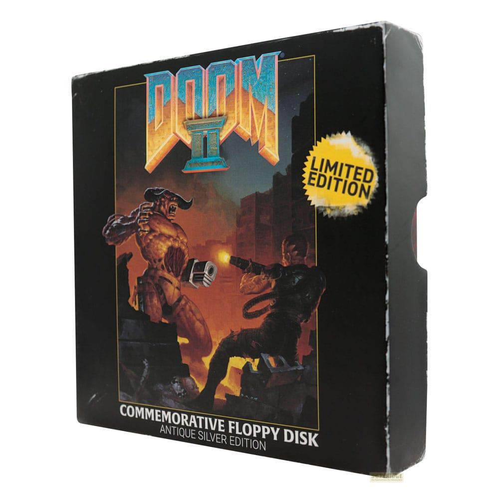 DOOM II Limited Edition Box: Dämon kämpft gegen Soldat vor städtischer Kulisse.