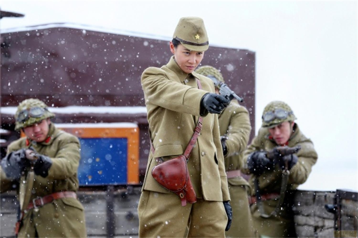 Soldati in uniforme con cappelli e pistole nella neve.
