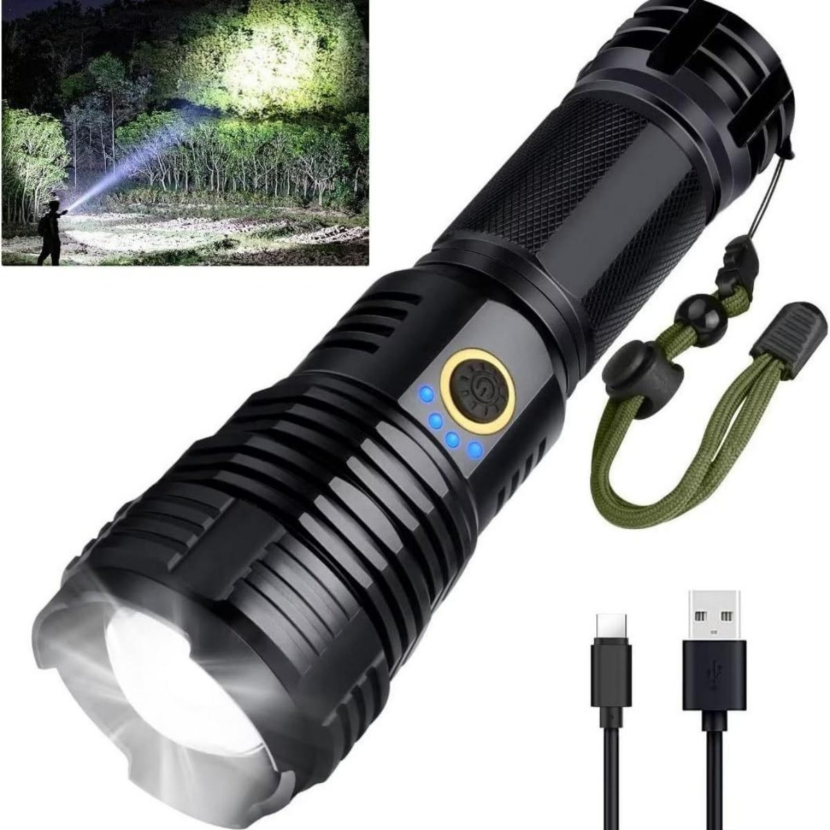 Eine schwarze Taschenlampe mit Ladeanschlüssen und einem Mann, der im Wald Licht spendet.
