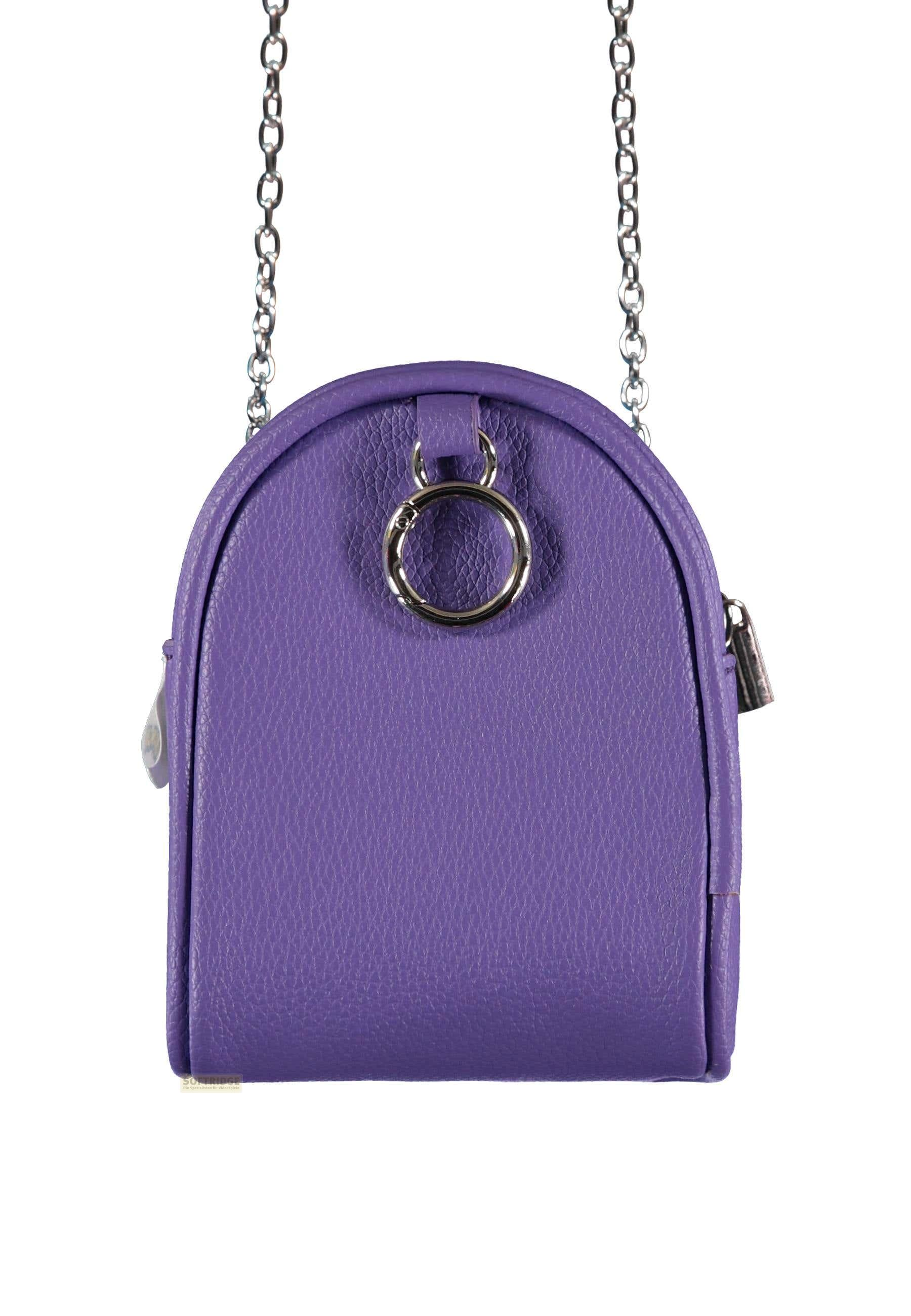Eine kleine lila Tasche mit silberner Kette und Ringdetail.