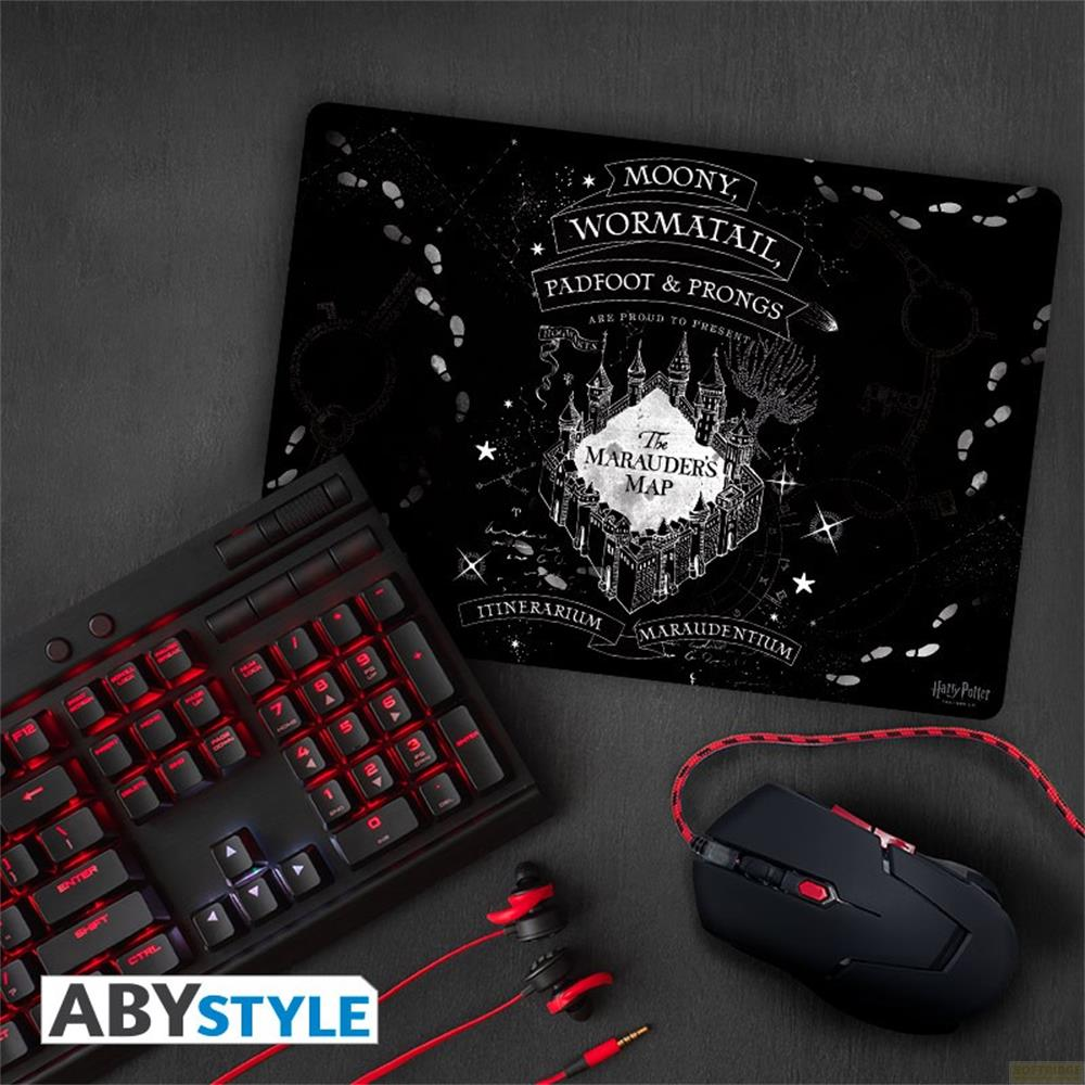Un tapis de souris Carte des Maraudeurs Harry Potter à côté d'un clavier éclairé.