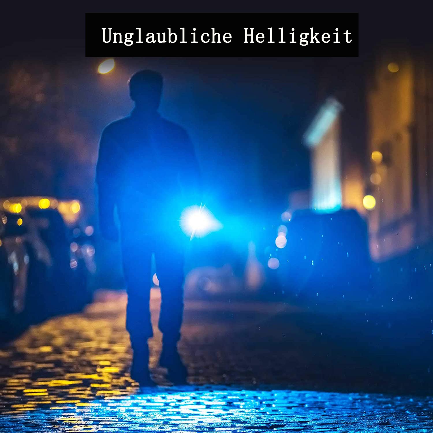 Mann im Dunkeln mit heller blauer Taschenlampe auf nasser Straße.