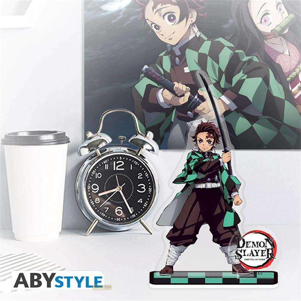 Anime-Figur mit Schwert, Wecker und Becher auf einem Tisch.