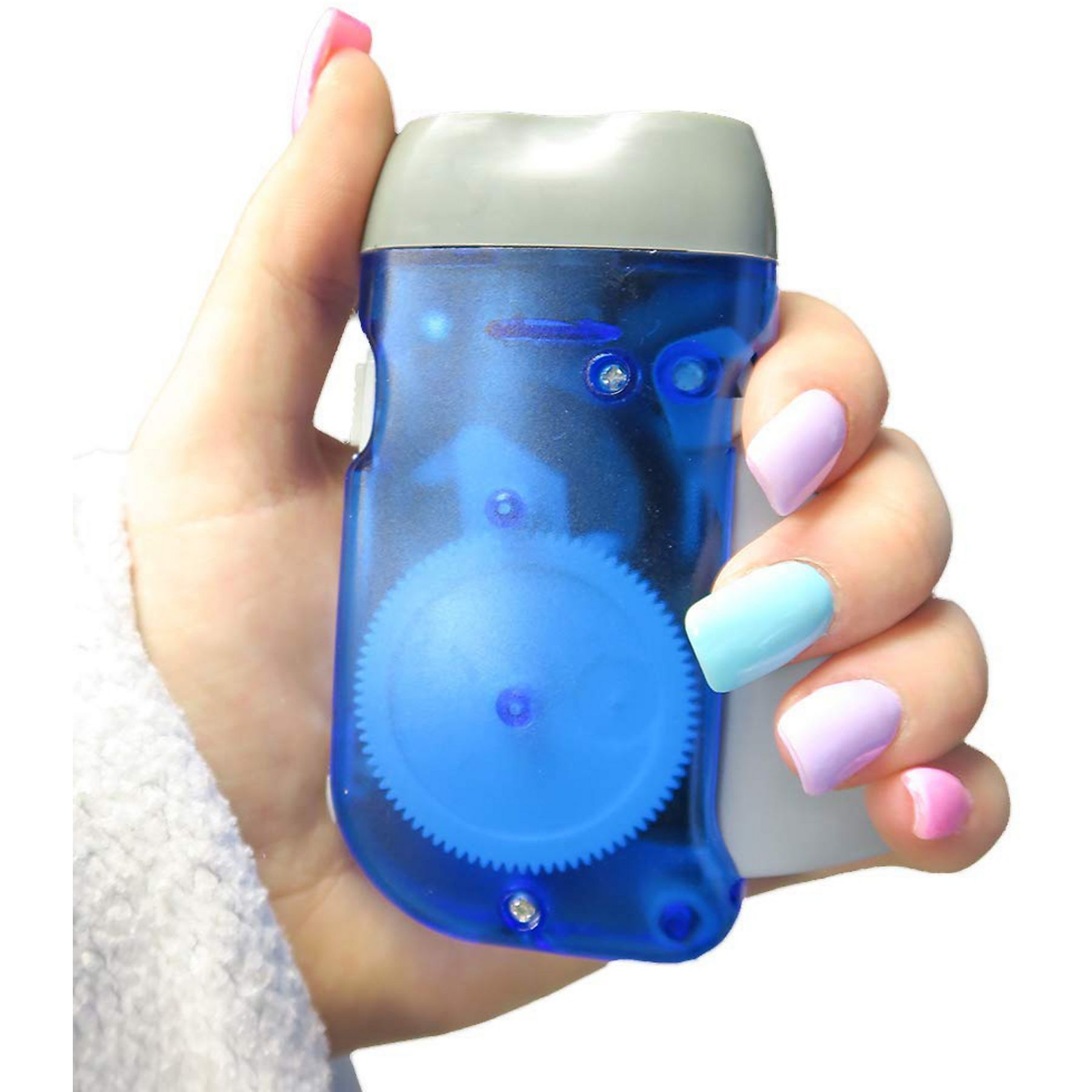 Eine Hand hält einen durchsichtigen blauen Handkurbel-Taschenlampen-Prototypen.