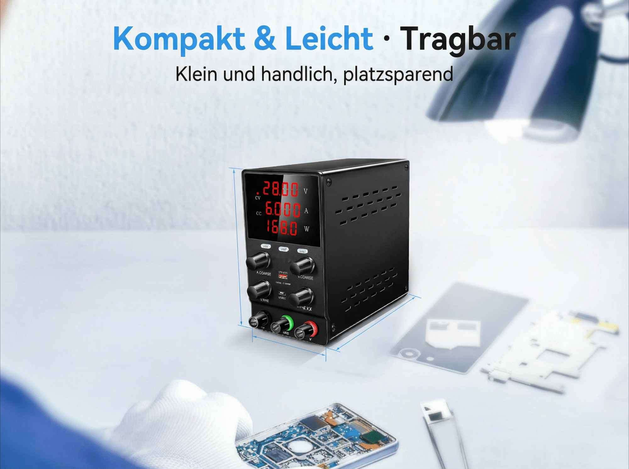Schwarzes Netzteil mit rotem Digitaldisplay, daneben ein geöffnetes Smartphone.