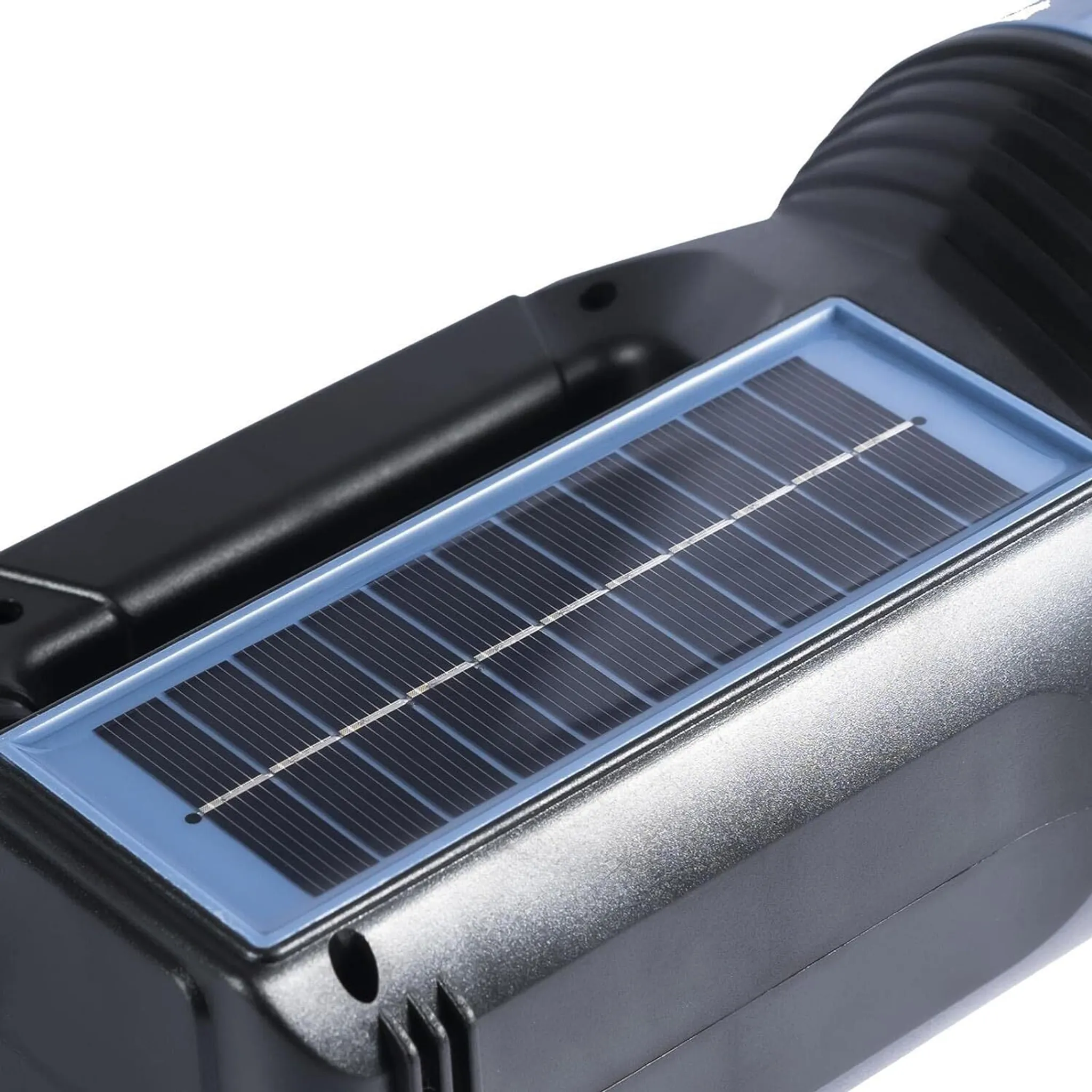 Nahaufnahme eines schwarzen Griffs mit integriertem Solarpanel und blauem Rahmen.