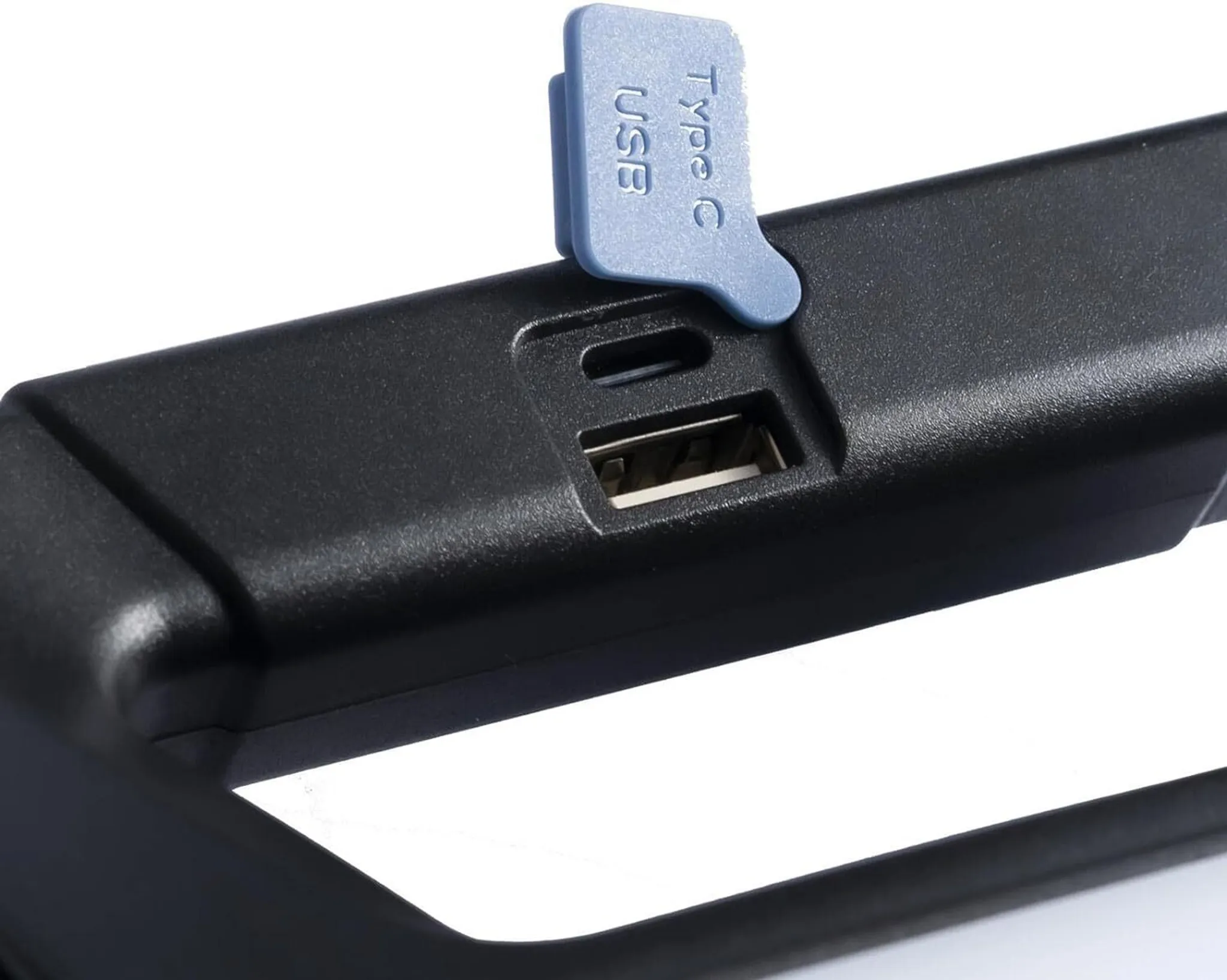 Nahaufnahme eines schwarzen Geräts mit USB-A- und USB-C-Anschlüssen.