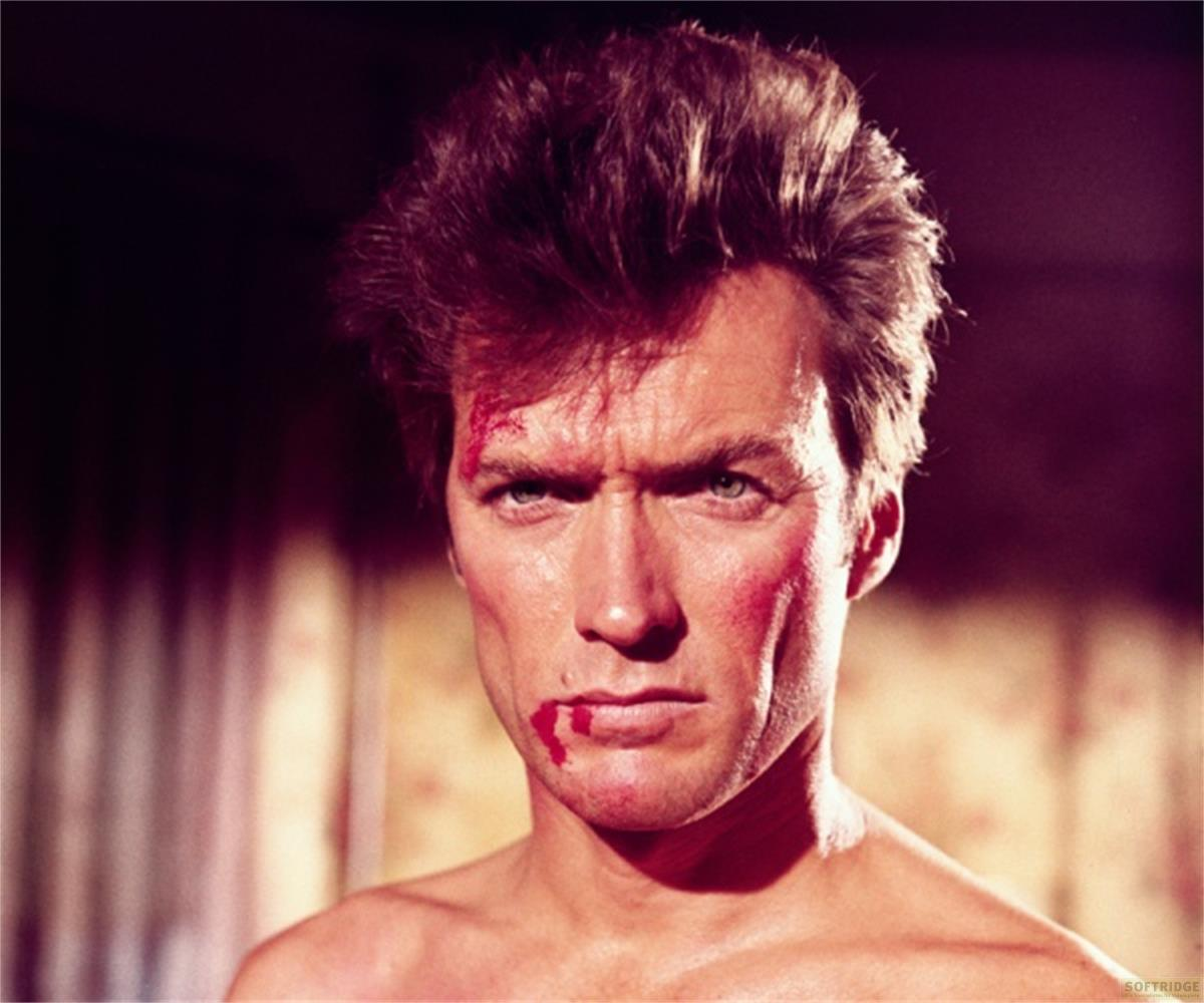 Clint Eastwood avec des blessures sanglantes au visage, regard sérieux.