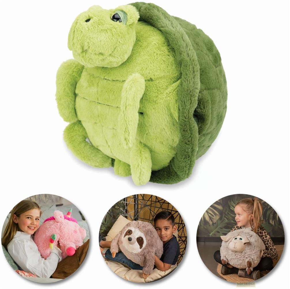 Ein grüner Plüschschildkröte und drei Kinder mit Plüschtieren: Einhorn, Faultier und Schaf.