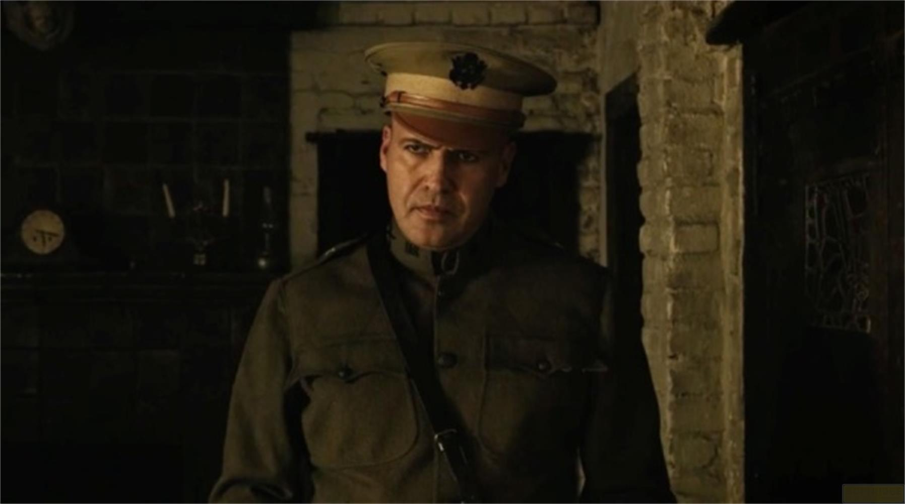 Un uomo in uniforme militare e cappello sembra serio.