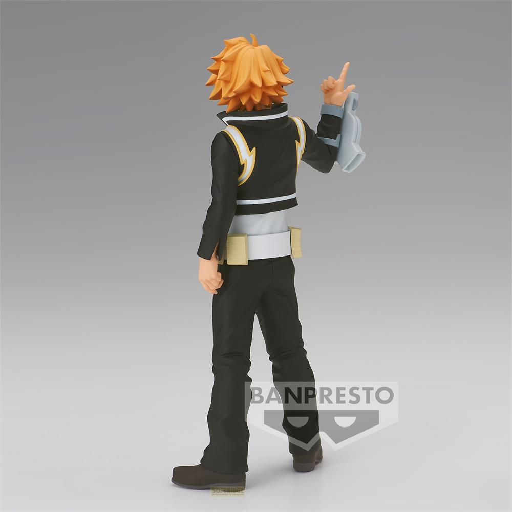 Una figura con pelo naranja y ropa negra con cinturón blanco apunta hacia arriba.