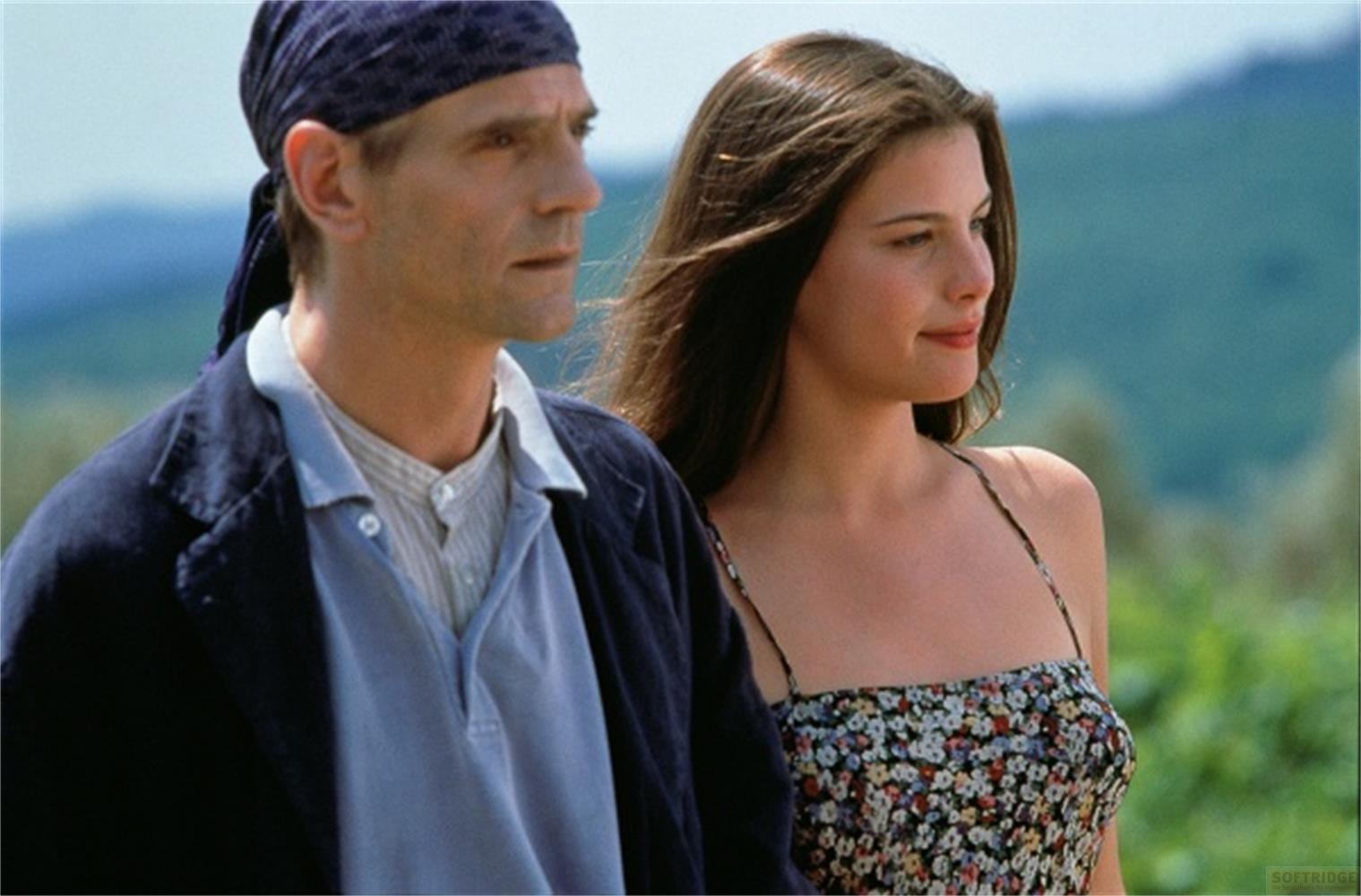 Un uomo con bandana e una donna in abito floreale sono fuori.