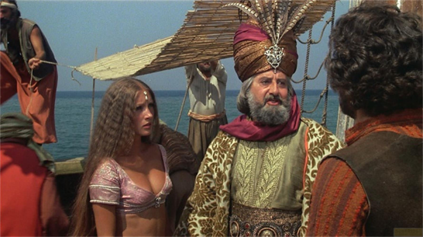 Un uomo con turbante e un uomo con la barba su una nave.