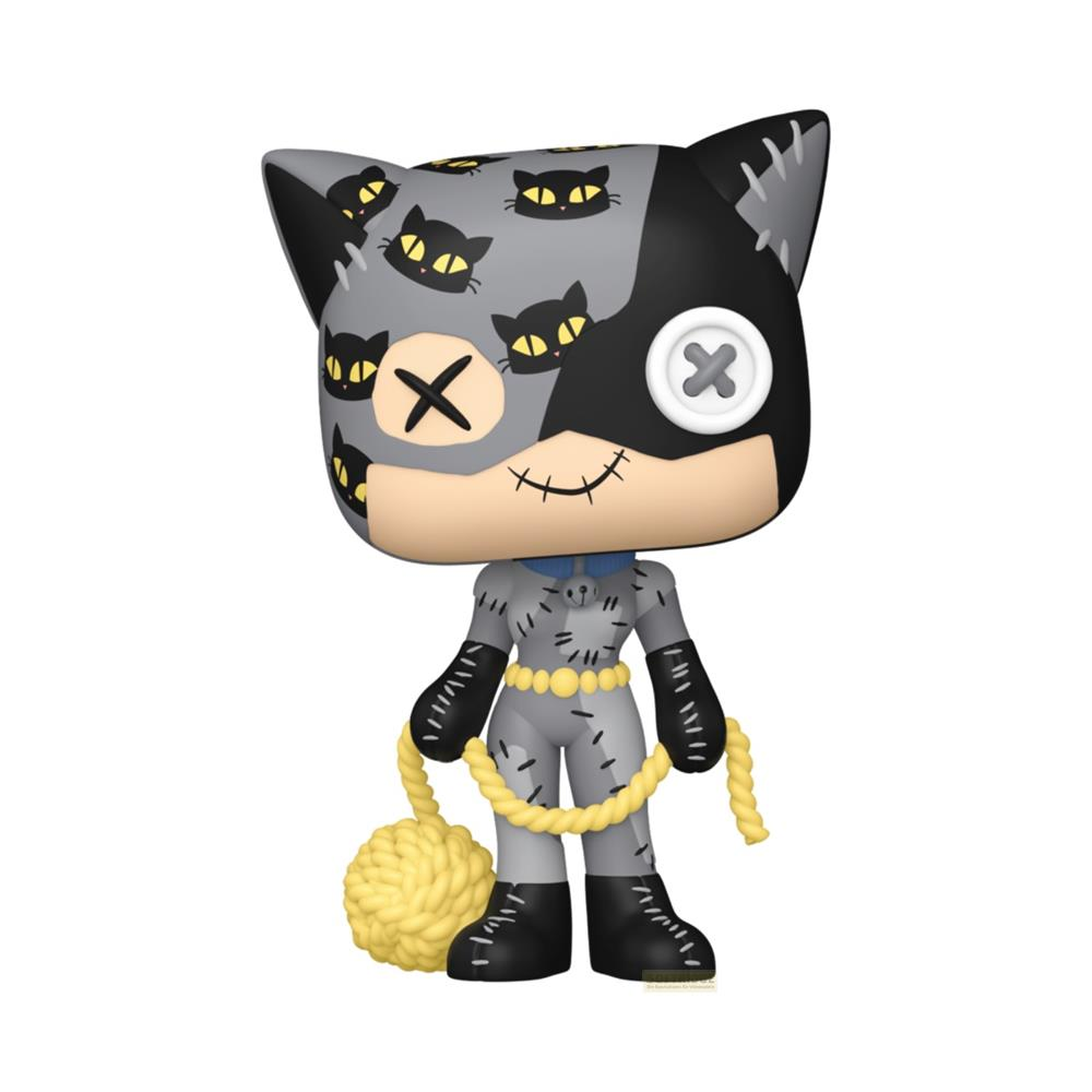 Una figura gris con orejas de gato y estampados de gato negros sostiene una bola amarilla.
