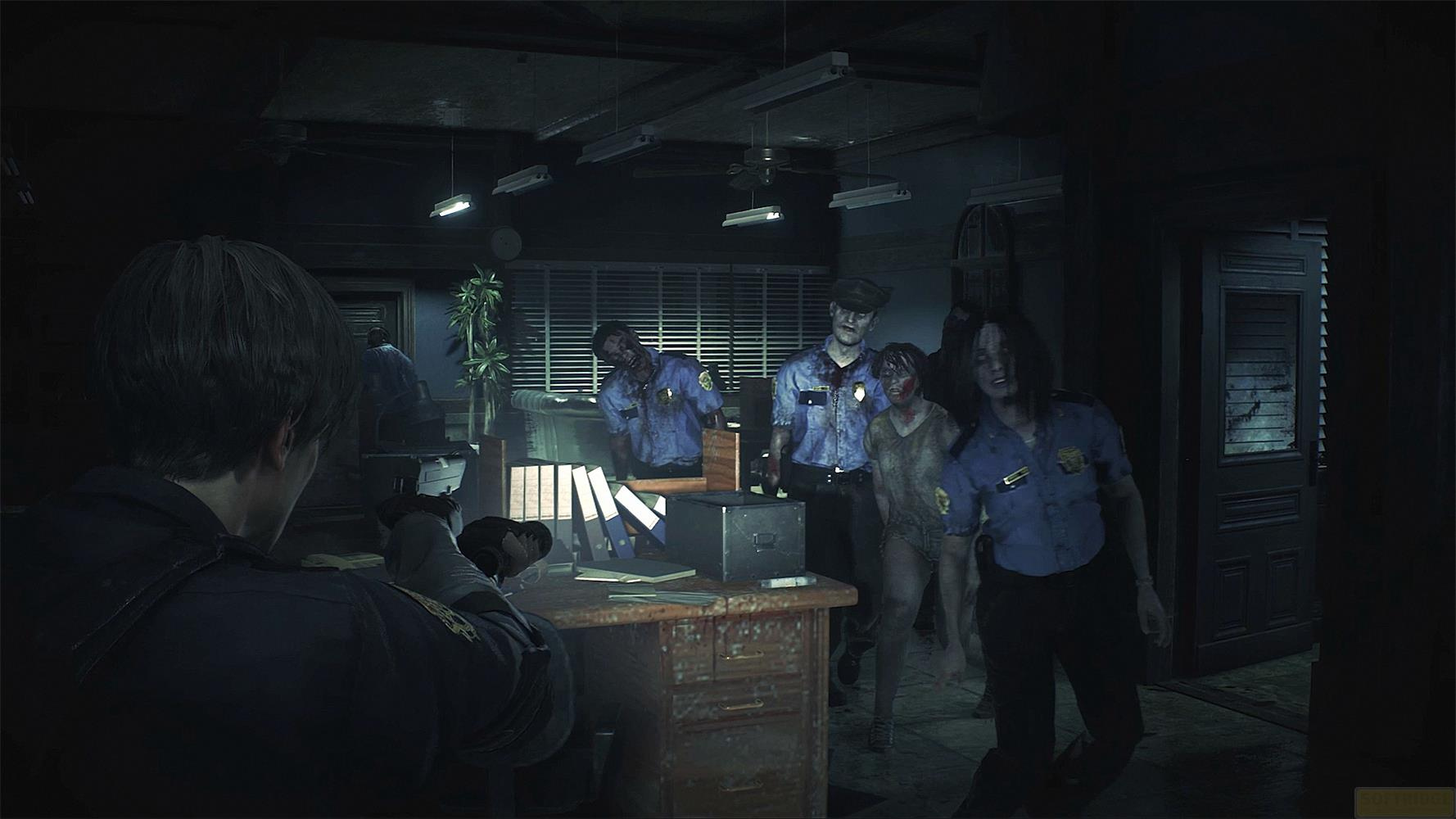 Un policier regarde des zombies en uniforme dans un bureau sombre.