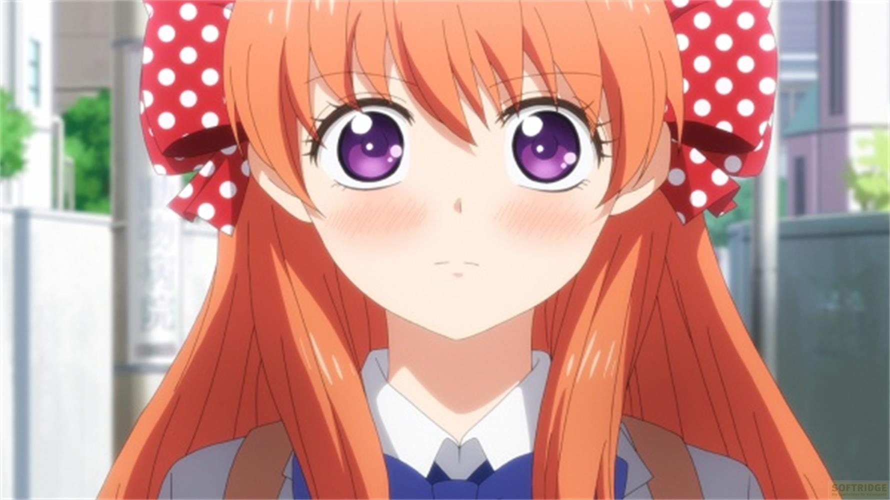 Ragazza anime con capelli arancioni e occhi viola, indossa fiocchi.