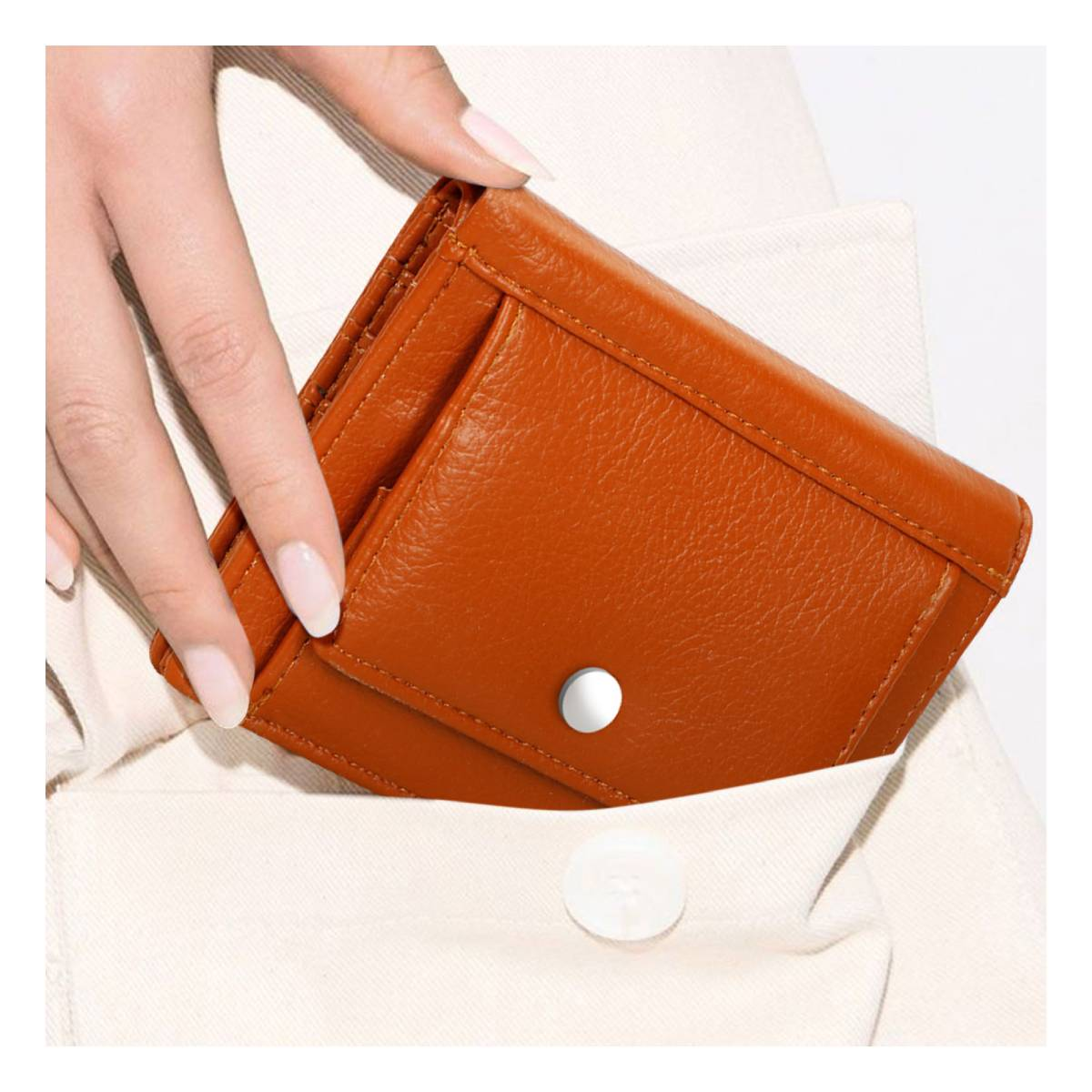 Eine Hand steckt eine orangefarbene Brieftasche in eine weiße Tasche.