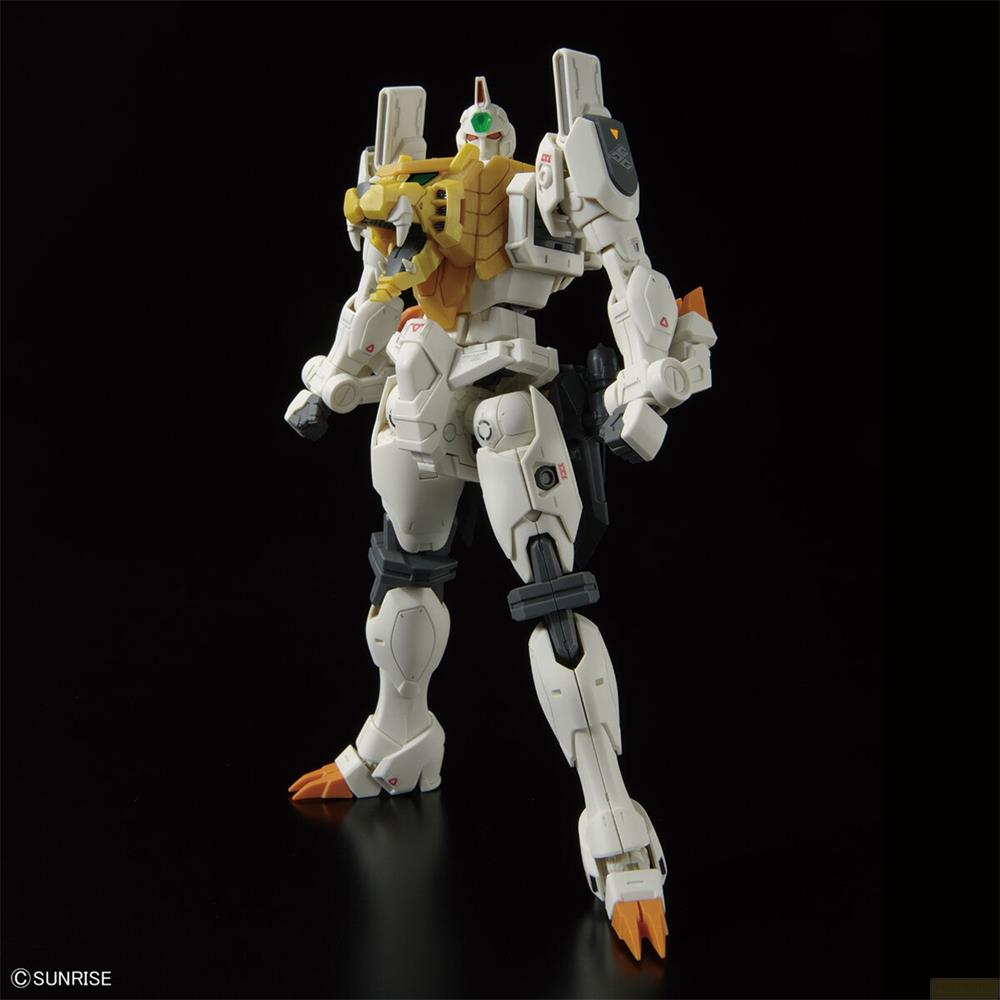 Un robot bianco, giallo e grigio con testa di leone sul petto su sfondo nero.