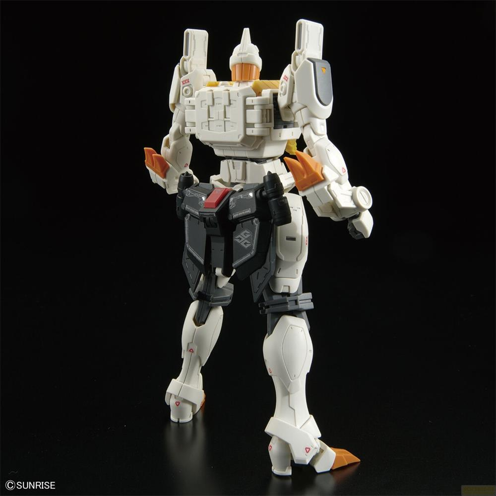 Un robot bianco e arancione su sfondo nero.