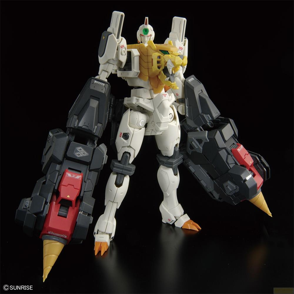 Un mech bianco e giallo con grandi braccia nere dotate di punte da trapano.
