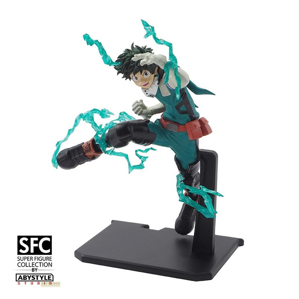 Eine Figur von Izuku Midoriya mit grünen Energieeffekten auf einem schwarzen Ständer.