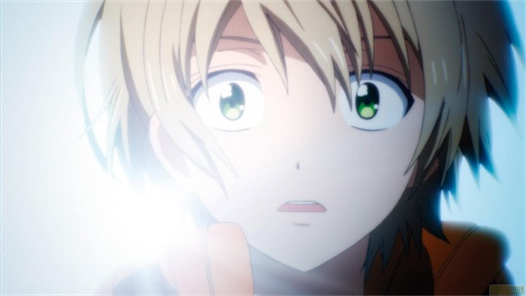 Ragazzo anime con capelli biondi e occhi verdi appare sorpreso.
