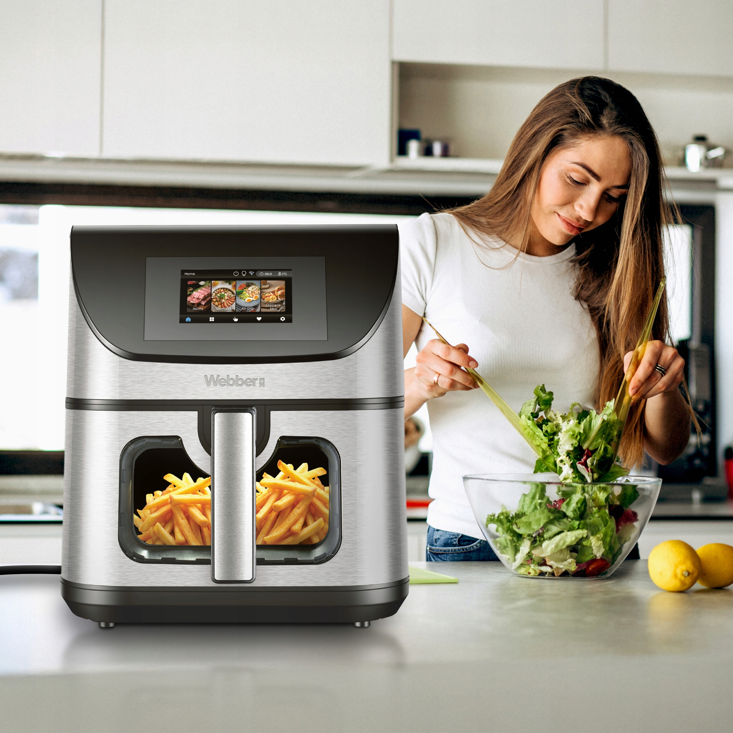 Kobieta przygotowuje sałatkę obok srebrnej frytkownicy beztłuszczowej z frytkami.