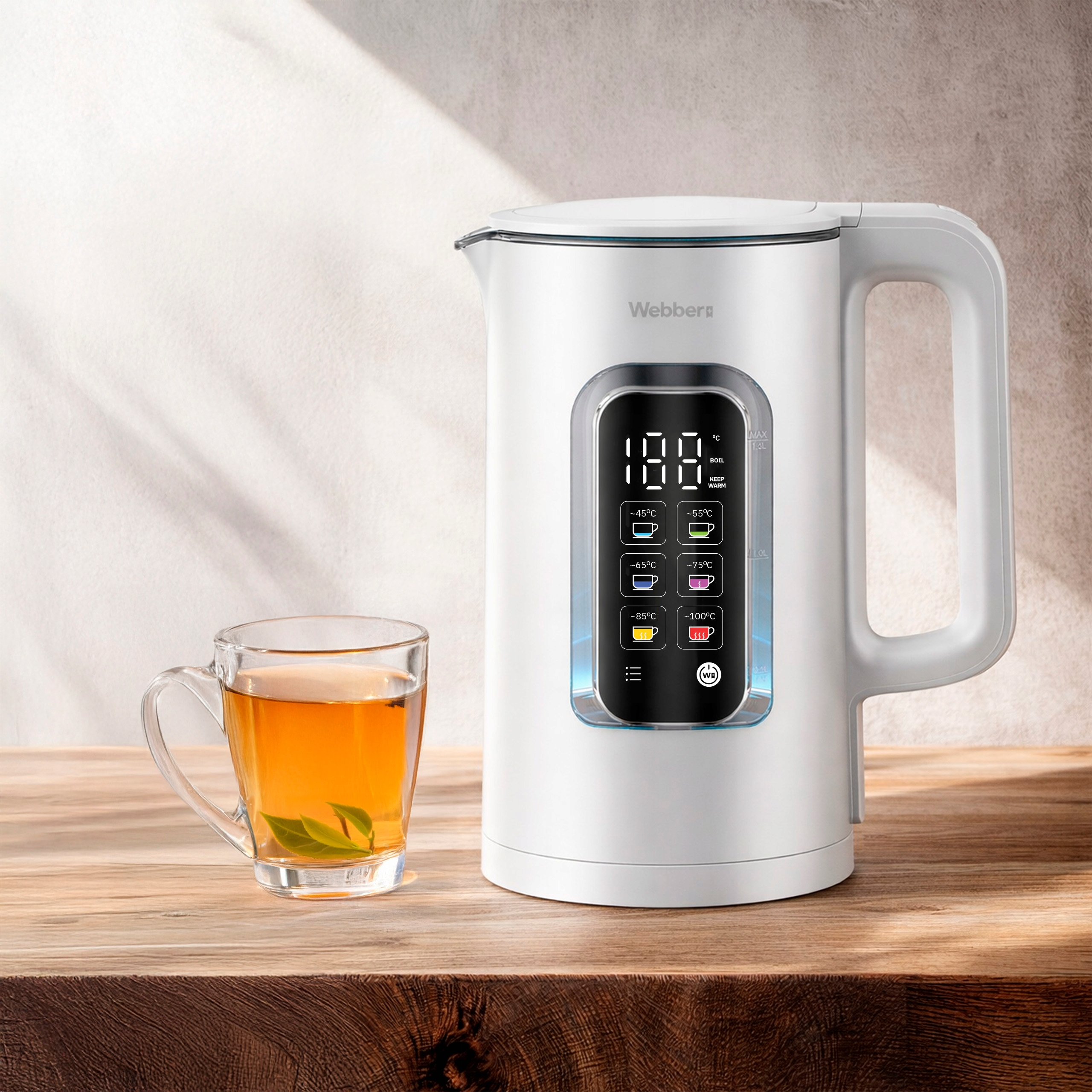 Biały czajnik Webber z cyfrowym wyświetlaczem i filiżanka herbaty.
