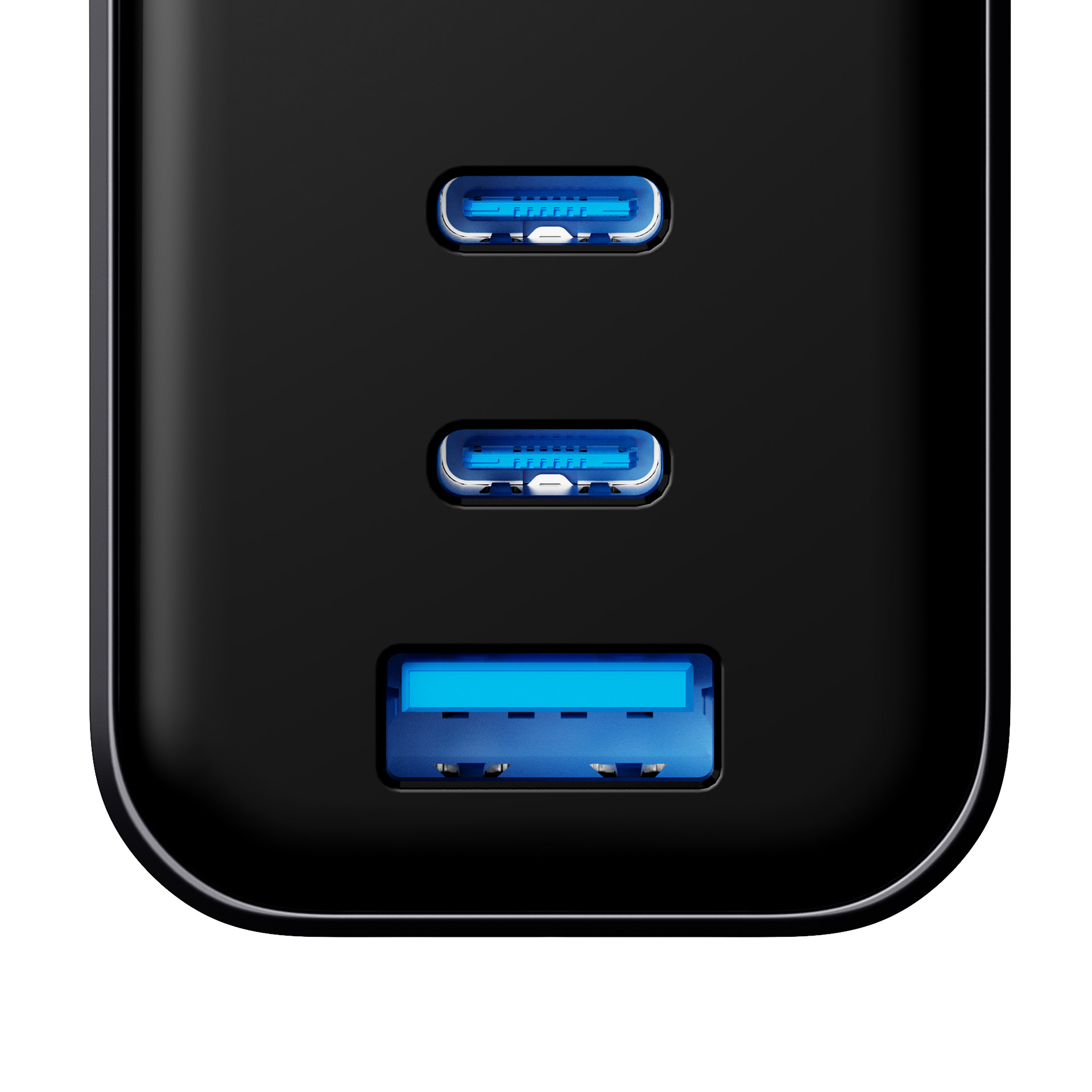 Zbliżenie czarnej ładowarki z trzema portami USB. Dwa górne to USB-C, dolny to USB-A.
