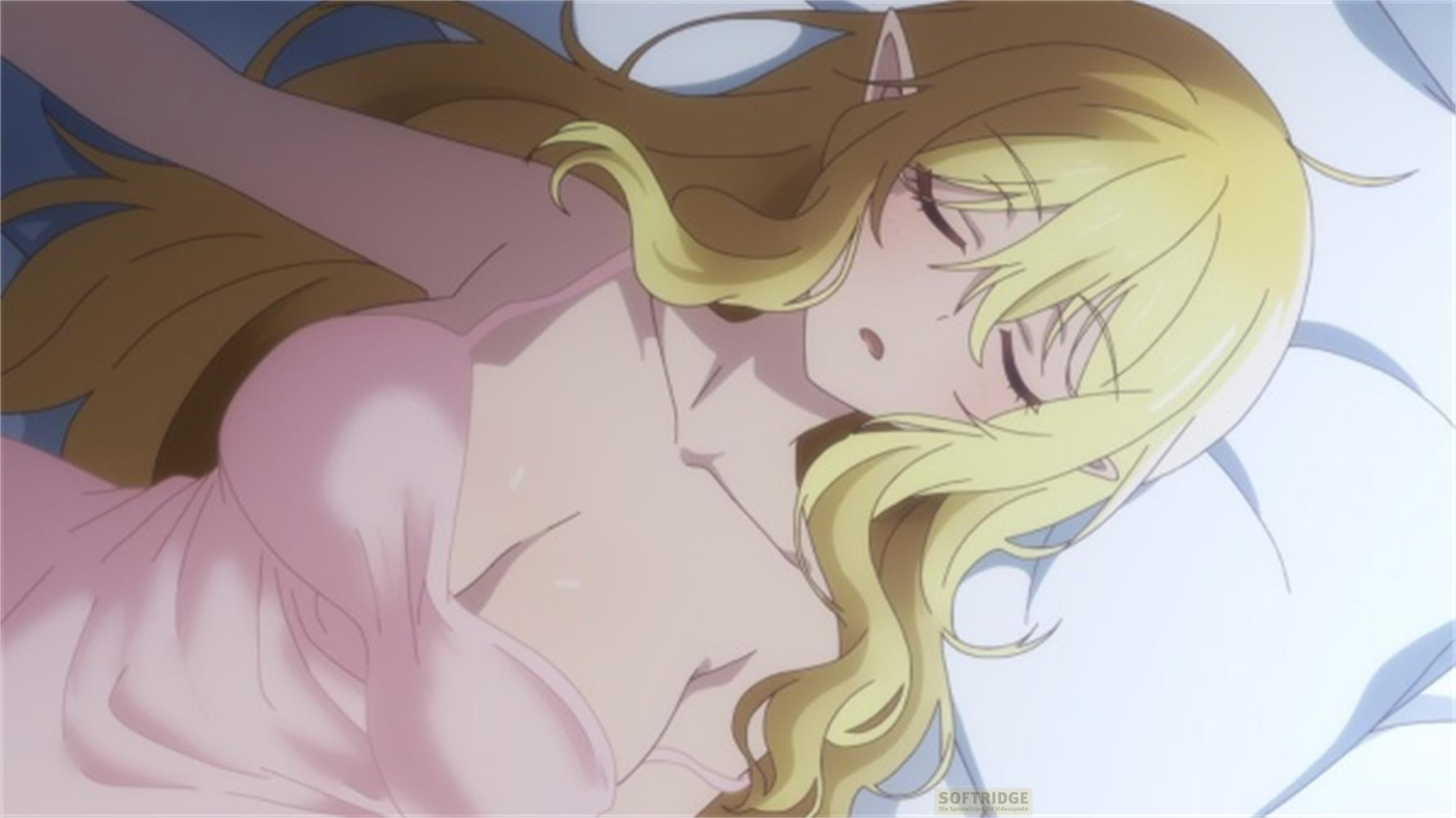 Un personaggio anime con capelli biondi e orecchie a punta dorme in un vestito rosa.
