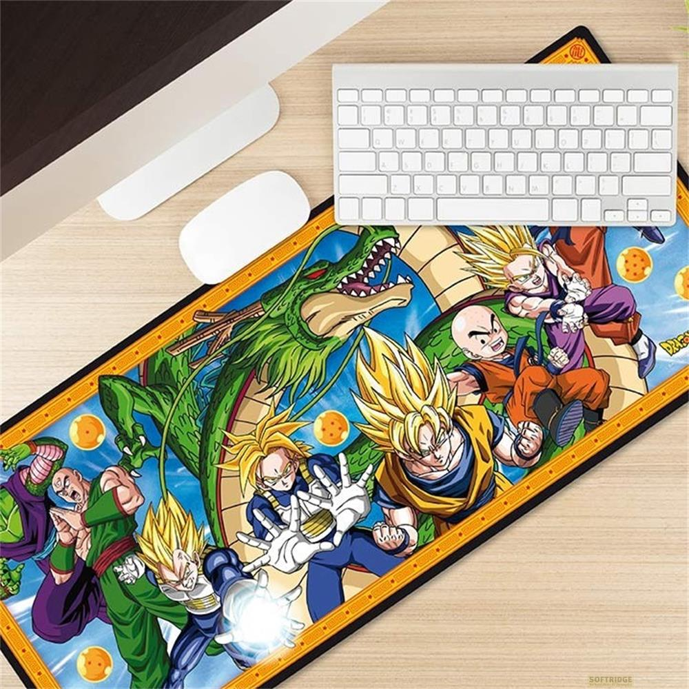 Dragon Ball Z Charaktere und Shenron auf einer Schreibtischmatte mit Tastatur und Maus.
