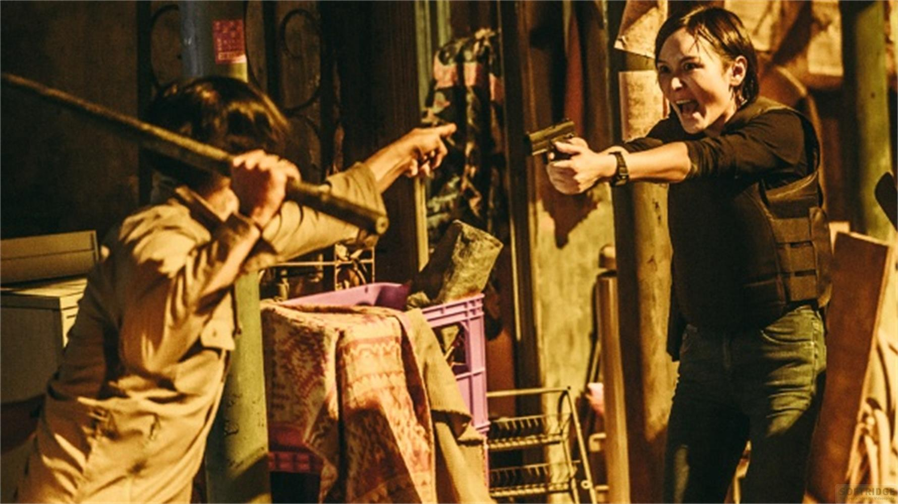 Due persone in una stanza buia, una con una pistola, l'altra con un bastone.