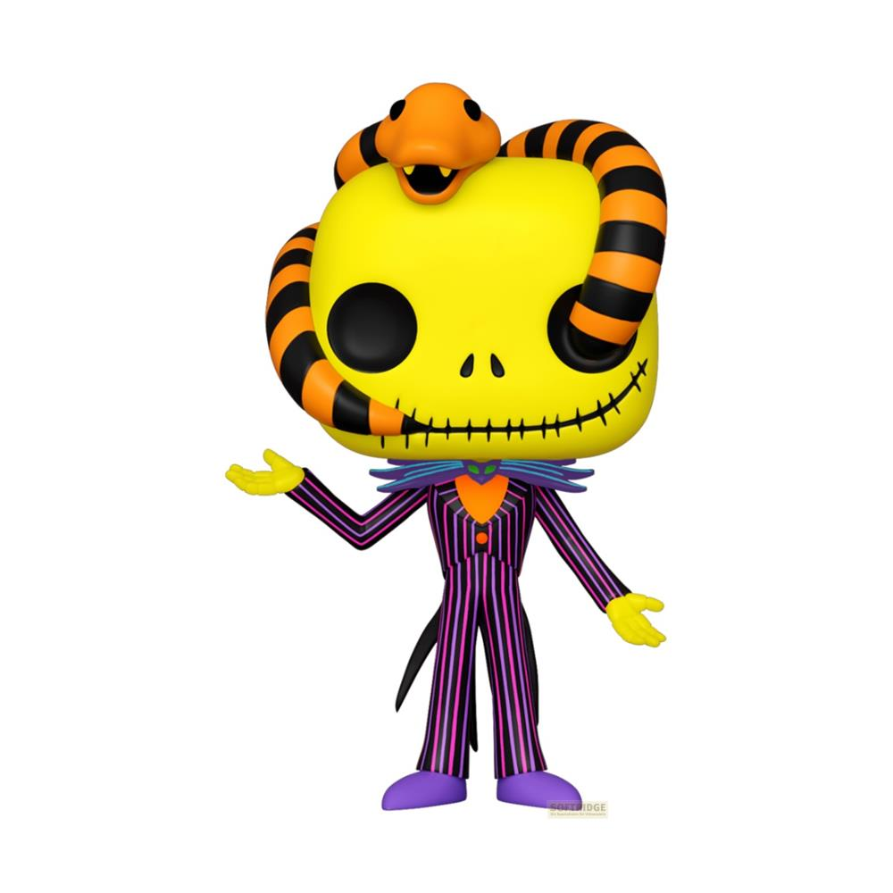 Una figura amarilla con un collar de serpiente naranja y negro y un traje a rayas.