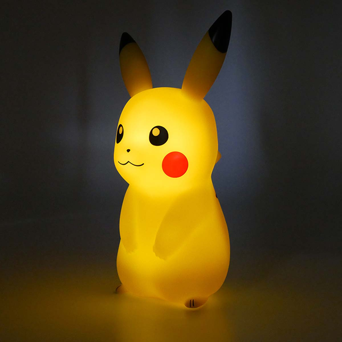 Leuchtende Pikachu-Figur mit roten Wangen und schwarzen Ohrspitzen.