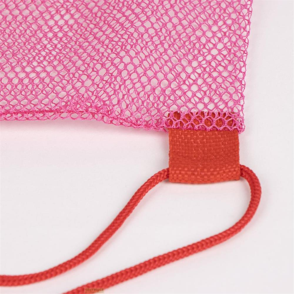 Una bolsa de malla rosa con cordón rojo y tira de tela naranja.